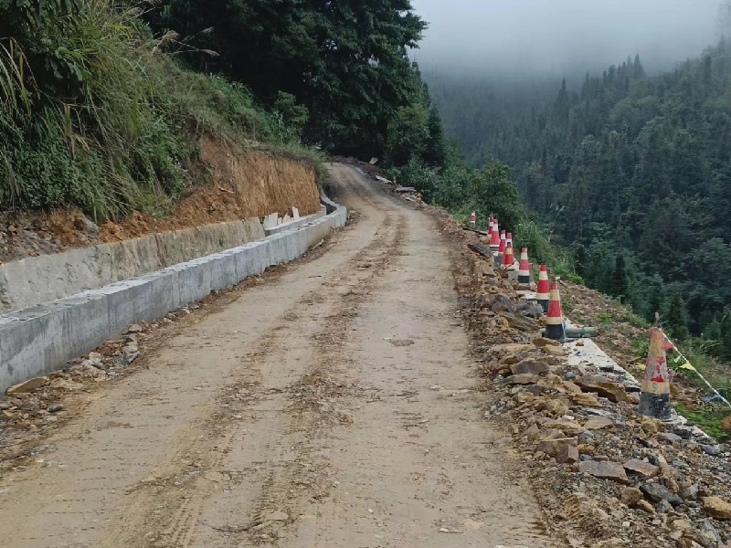 2蒙自市冷泉镇红岩脚进村道路施工情况.jpg