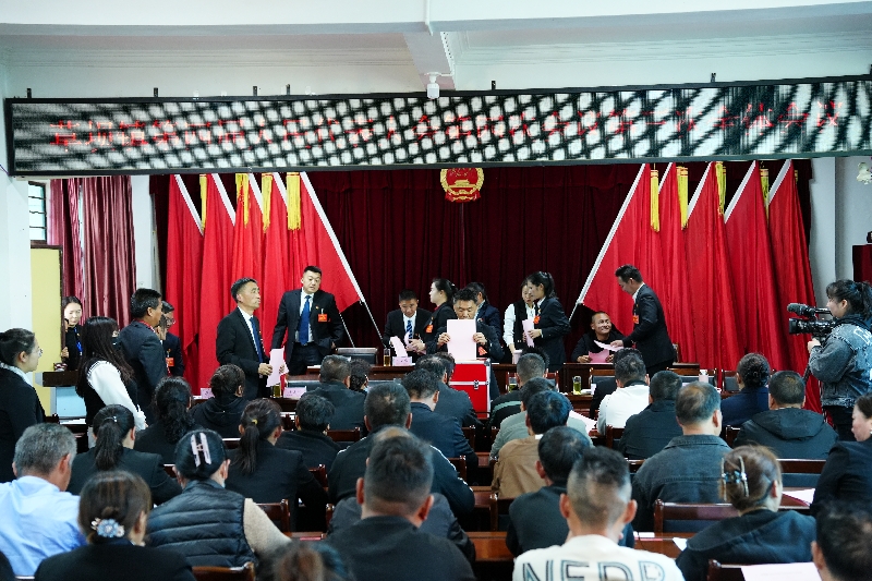 4草坝镇民生实事票决现场.jpg