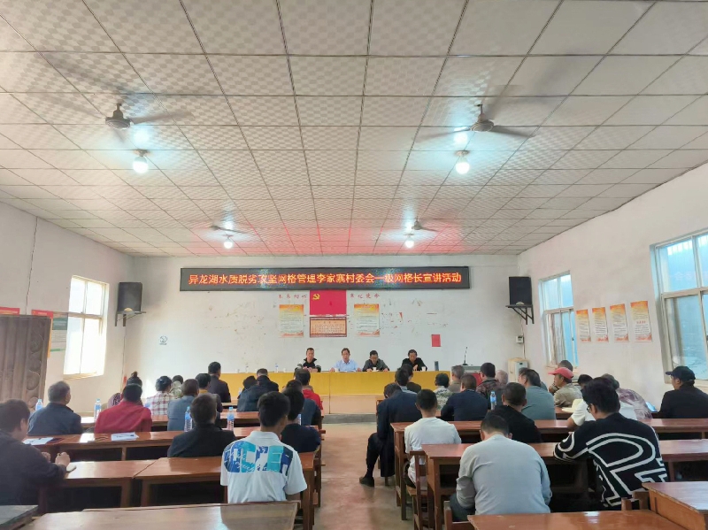 1县人大常委会领导到包保责任区宣讲法规政策-2.jpg