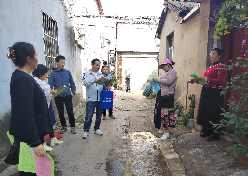 3县人大常委会机关干部职工到包保责任区宣传-2.jpg