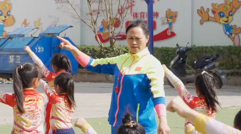 1王多弟指导学生练习啦啦操.jpg
