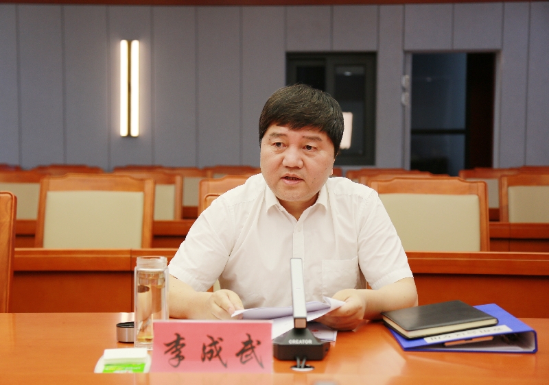 2李成武主持会议并讲话.jpg