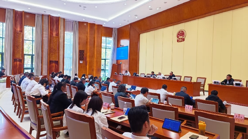 2蒙自市四届人大常委会第28次会议传达学习全国两会精神.jpg