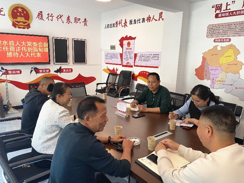 2县人大常委会领导到乡镇代表工作站接待人大代表.jpg