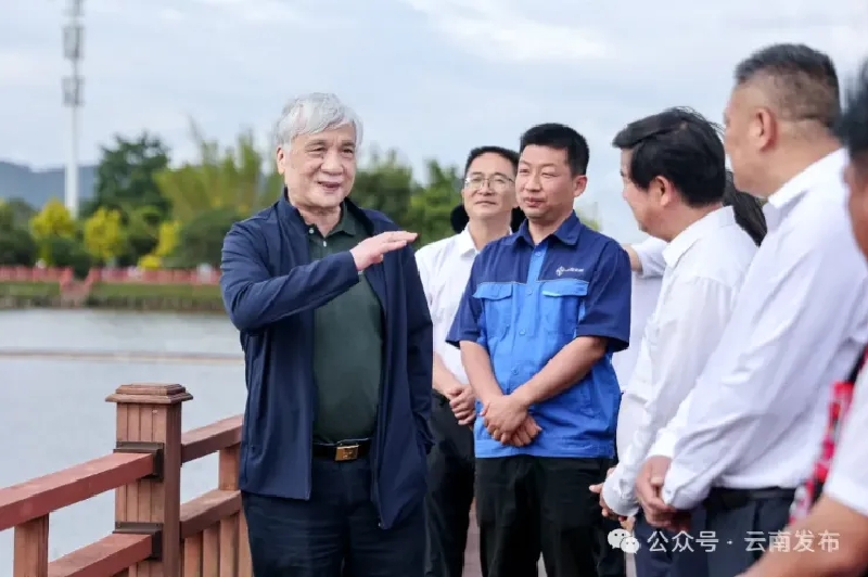 2丁仲礼率调研组在红河州石屏县异龙湖调研.jpg