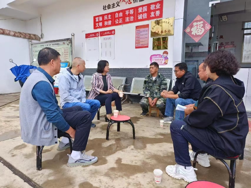 1蒙自市人大常委会调研组与群众座谈.jpg