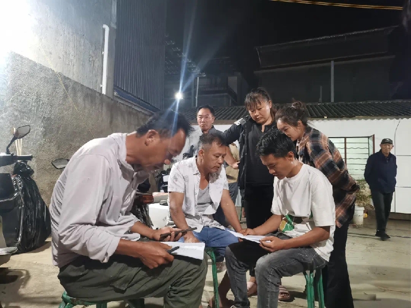 2刘宏伟收集民情民意.jpg