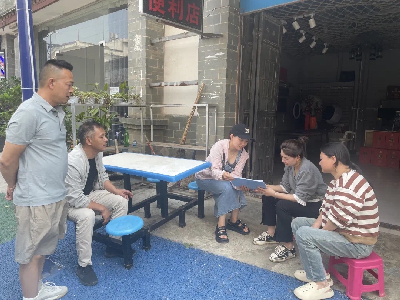 3刘宏伟收集民情民意.jpg