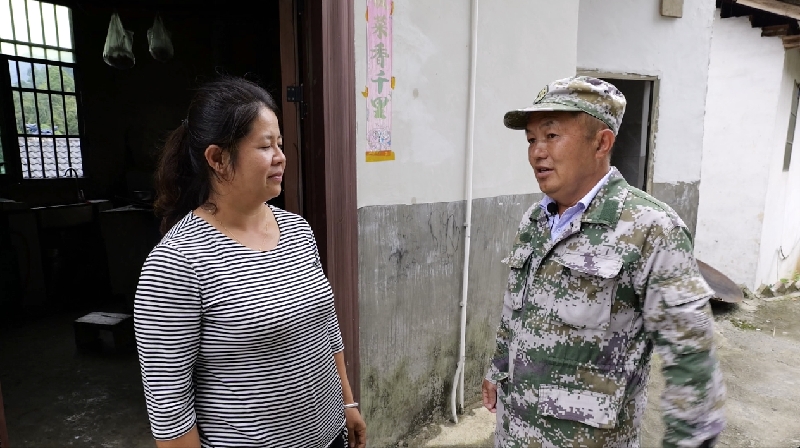4陶朝林（右）向村民宣传保护河流的重要性.jpg