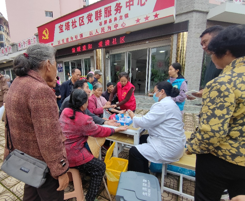 1人大代表组建健康顾问团到社区开展群众身边有“医”靠活动.jpg