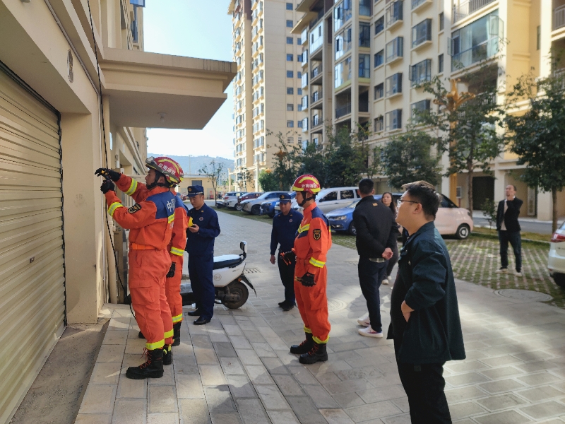 2人大代表走访小区了解小区治理、物业管理、“飞线”整治情况.jpg