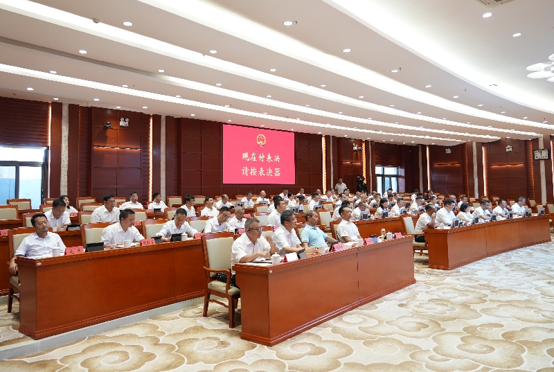 1红河州常委会第二十三次会议审议《红河州留守儿童关爱保护条例》（草案）.jpg