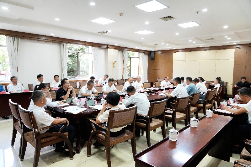 2红河州人大常委会组成人员分组讨论《红河州留守儿童关爱保护条例》（草案）.jpg