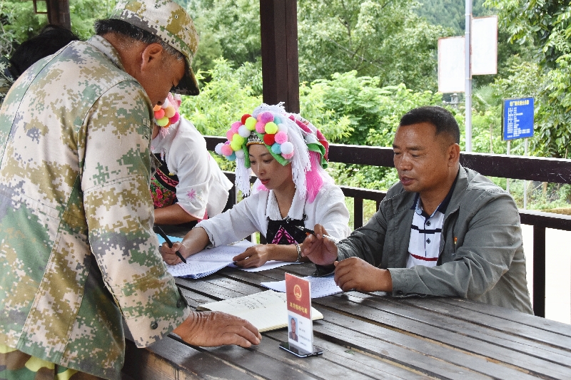 2人大代表收集民情民意.jpg