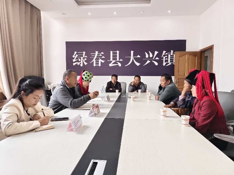 3人大代表接访群众.jpg