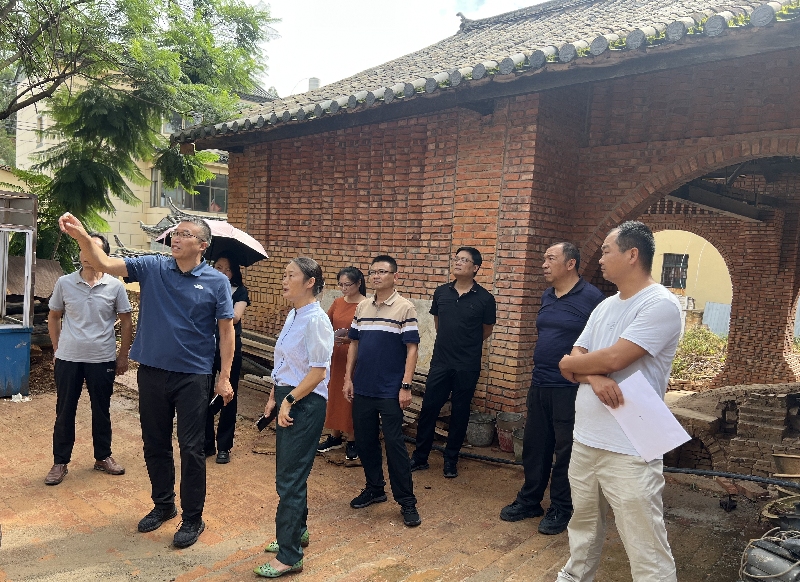 1专业代表小组在建水龙窑遗址示范园项目调研.jpg