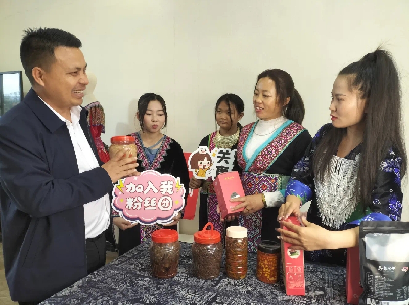 3杨小龙开展直播培训.jpg