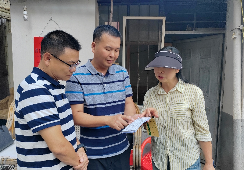 3县人大、县纪委监委到小区开展联合监督.jpg