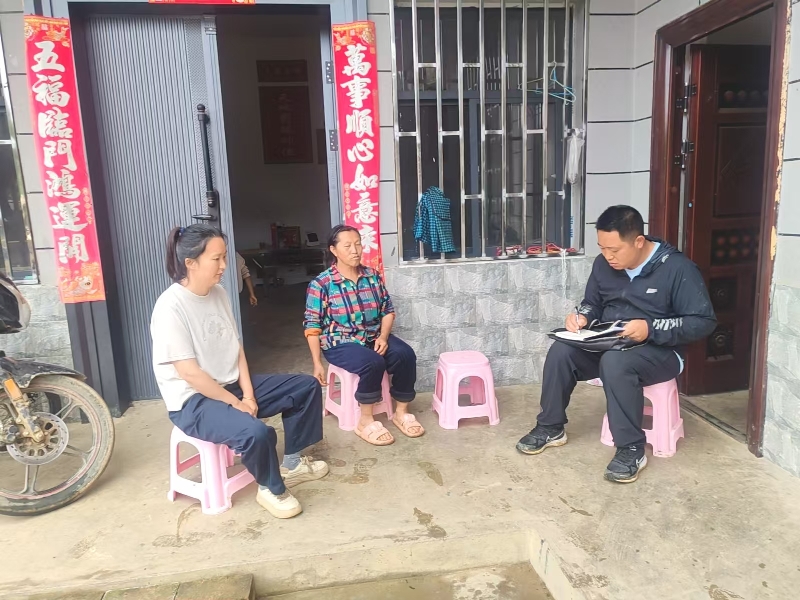 1李塘德到村民家中收集意见建议.jpg