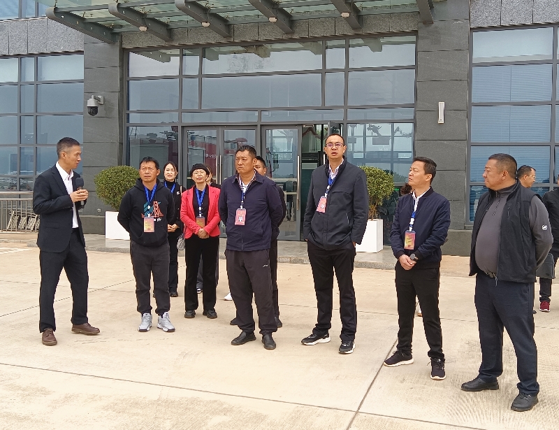 1组织人大代表到弥勒通用机场视察.jpg