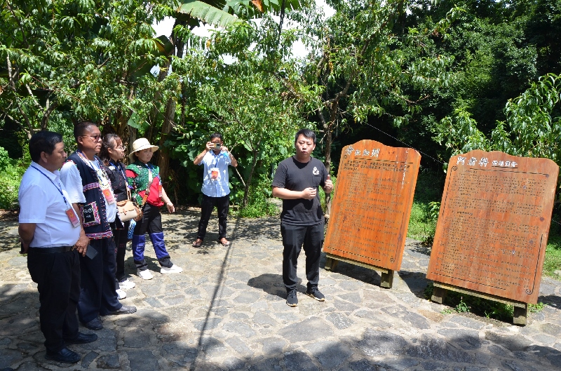 3组织人大代表视察阿者科传统村落保护情况.jpg