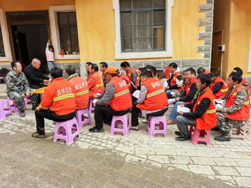 3湾塘乡人大主席团开展护林员安全培训.jpg