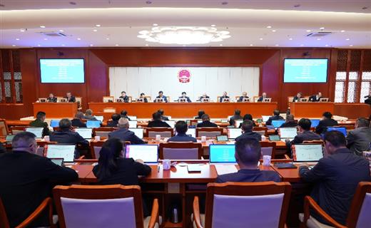 3月20日，州十三届人大常委会第十五次会议在蒙自召开。州人大常委会主任李成武主持会议。