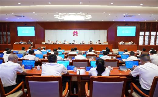 4月24日，州十三届人大常委会第十六次会议在蒙自召开。州人大常委会主任李成武主持会议。