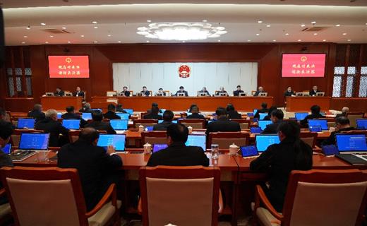 1月10日，州十三届人大常委会第二十一次会议在蒙自召开。州人大常委会主任李成武主持会议。