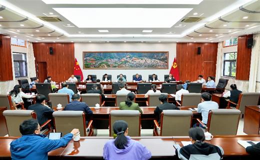 6月3日至4日，省人大常委会党组成员、副主任王树芬率检查组到红河州，对红河州实施《中华人民共和国工会法》情况开展执法检查。