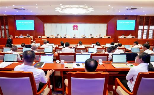 8月25日，州十三届人大常委会第二十四次会议在蒙自举行第一次全体会议。