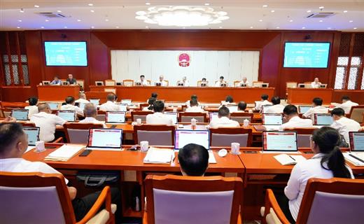 8月26日，州十三届人大常委会第二十四次会议完成各项议程在蒙自闭幕。