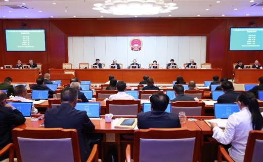 10月29日，州十三届人大常委会第二十五次会议完成各项议程在蒙自闭幕。