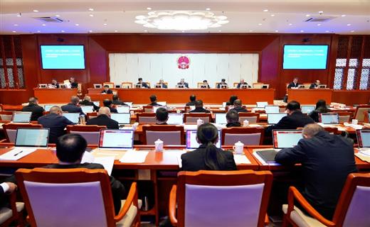 12月29日，州十三届人大常委会第二十六次会议在蒙自举行第一次全体会议。