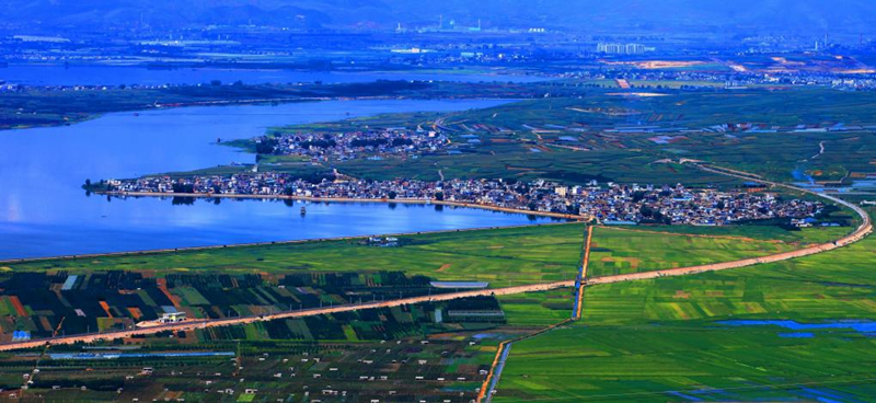 首页 人大要闻 > 正文长桥海,大屯海和三角海位于红河州中心区域,是