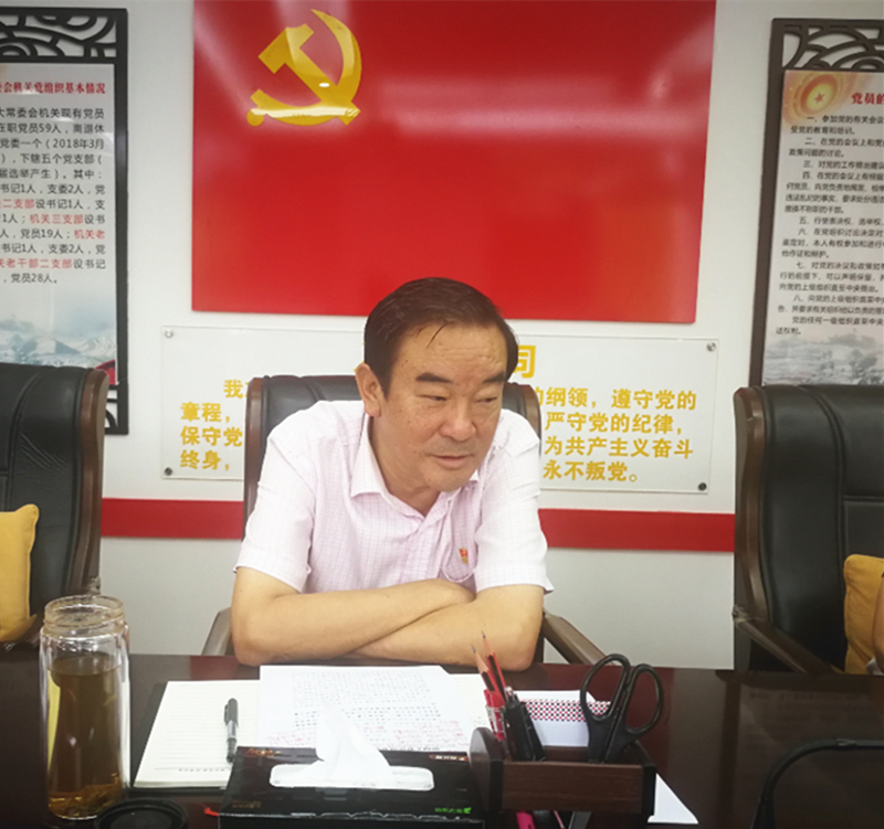 孙广益为州人大常委会机关第三党支部全体党员上党课